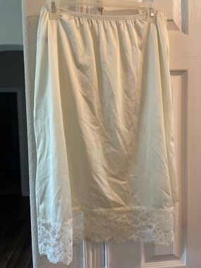 Vassarette Half Slip Skirt Wide Lace Cream Off-White Nylon XL